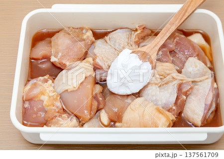 鶏の唐揚げ、味付けと粉をまぶす下ごしらえ 鶏の唐揚げ、味付けと粉をまぶす下ごしらえ 137561709