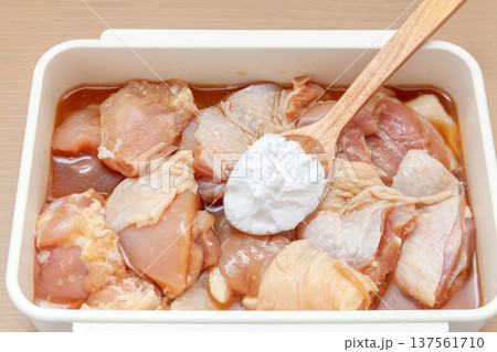 鶏の唐揚げ、味付けと粉をまぶす下ごしらえ 137561710