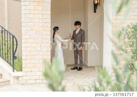 結婚式場,チャペルにいるウェディングベルの紐を持つドレス姿の新郎新婦 137561717