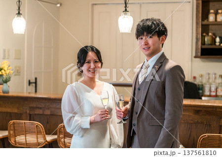 レストラン,バーでシャンパンを飲みながら会話するドレスコード姿のカップル,夫婦 レストラン,バーでシャンパンを飲みながら会話するドレスコード姿のカップル,夫婦 137561810