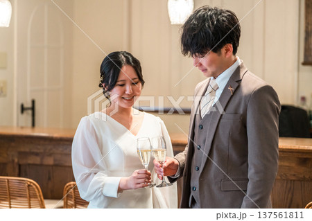 レストラン,バーでシャンパンを飲みながら会話するドレスコード姿のカップル,夫婦 レストラン,バーでシャンパンを飲みながら会話するドレスコード姿のカップル,夫婦 137561811