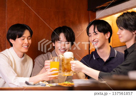 飲み会　居酒屋で色々な飲み物で乾杯している若者 137561857