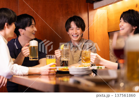 飲み会 居酒屋で飲み会を楽しむ若者 飲み会 居酒屋で飲み会を楽しむ若者 137561860