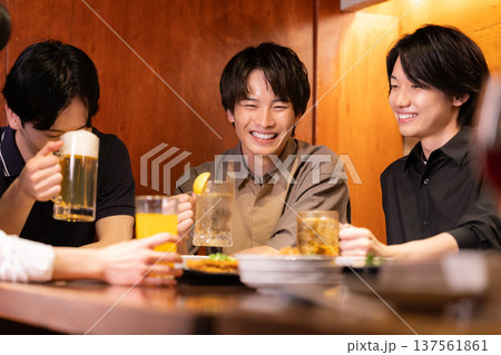 飲み会 居酒屋で飲み会を楽しむ若者 飲み会 居酒屋で飲み会を楽しむ若者 137561861