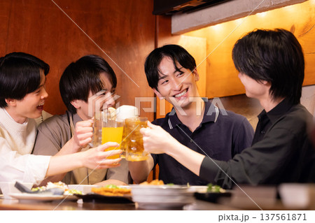 飲み会　居酒屋で色々な飲み物で乾杯している若者 137561871