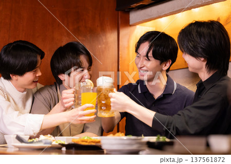 飲み会　居酒屋で色々な飲み物で乾杯している若者 137561872