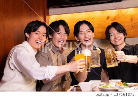 飲み会 居酒屋で色々な飲み物で乾杯している若者 飲み会 居酒屋で色々な飲み物で乾杯している若者 137561873