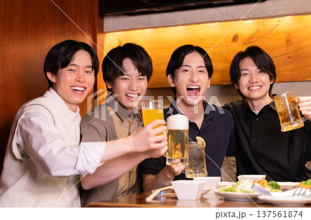 飲み会　居酒屋で色々な飲み物で乾杯している若者 137561874