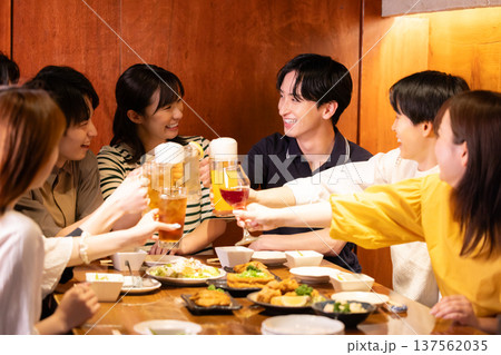 飲み会 色々な飲み物で乾杯している男女 飲み会 色々な飲み物で乾杯している男女 137562035