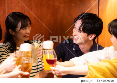飲み会 色々な飲み物で乾杯している男女 飲み会 色々な飲み物で乾杯している男女 137562036