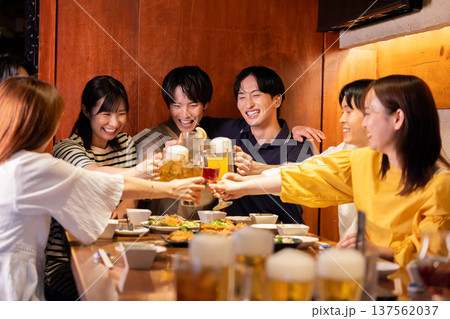 飲み会　色々な飲み物で乾杯している男女 137562037