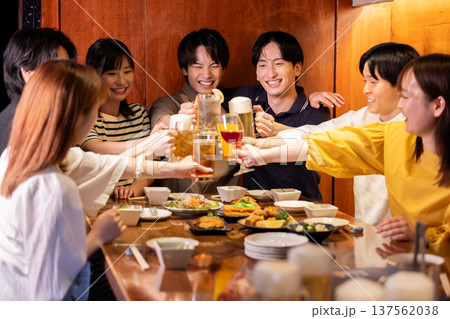 飲み会　色々な飲み物で乾杯している男女 137562038