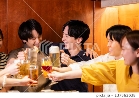 飲み会 色々な飲み物で乾杯している男女 飲み会 色々な飲み物で乾杯している男女 137562039