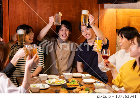 飲み会 色々な飲み物で乾杯している男女 飲み会 色々な飲み物で乾杯している男女 137562041