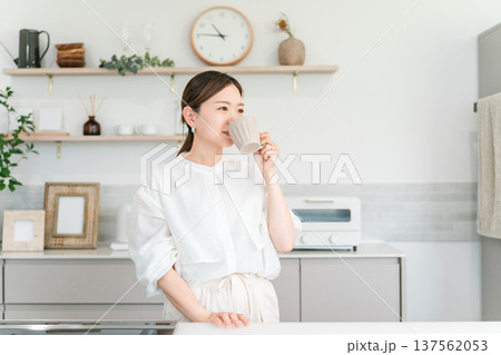 キッチンでコーヒー,紅茶,白湯を飲む女性 137562053