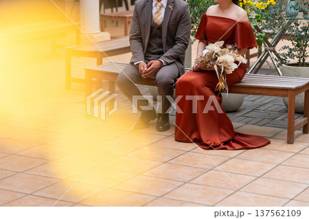 椅子に座るドレスのカップル,夫婦,新郎新婦,ドレスアップした夫婦,富豪,富裕層 椅子に座るドレスのカップル,夫婦,新郎新婦,ドレスアップした夫婦,富豪,富裕層 137562109