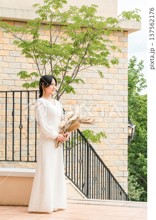 結婚式場,チャペルにいるドライフラワー,スワッグを持つドレス姿の新婦,花嫁 結婚式場,チャペルにいるドライフラワー,スワッグを持つドレス姿の新婦,花嫁 137562176