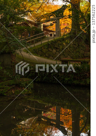 秋の佐賀県神埼市 紅葉の仁比山神社 二の鳥居 秋の佐賀県神埼市 紅葉の仁比山神社 二の鳥居 137562225
