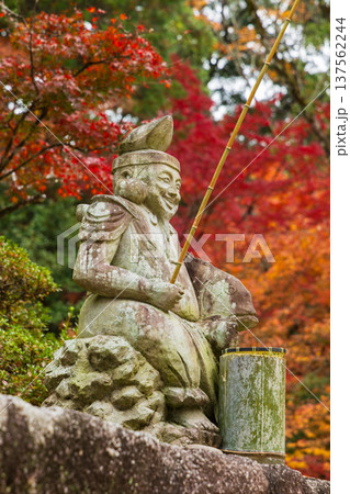秋の佐賀県神埼市　紅葉の仁比山神社　恵比寿様 137562244