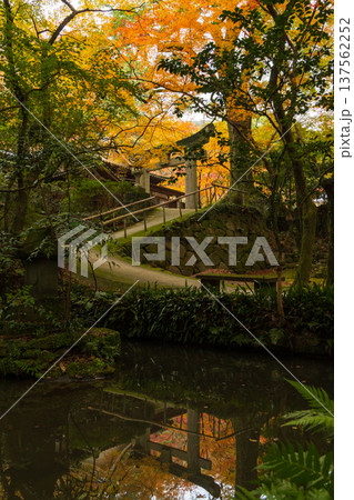 秋の佐賀県神埼市　紅葉の仁比山神社　二の鳥居 137562252