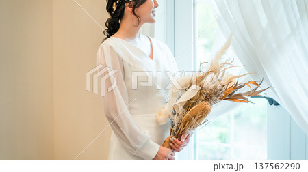 結婚式場,披露宴会場にいるドライフラワー,スワッグを持つドレス姿の新婦,花嫁 137562290