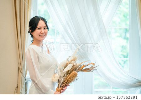 結婚式場,披露宴会場にいるドライフラワー,スワッグを持つドレス姿の新婦,花嫁 137562291
