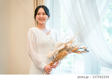結婚式場,披露宴会場にいるドライフラワー,スワッグを持つドレス姿の新婦,花嫁 137562293