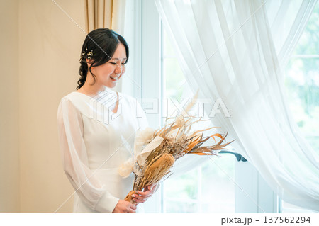 結婚式場,披露宴会場にいるドライフラワー,スワッグを持つドレス姿の新婦,花嫁 結婚式場,披露宴会場にいるドライフラワー,スワッグを持つドレス姿の新婦,花嫁 137562294