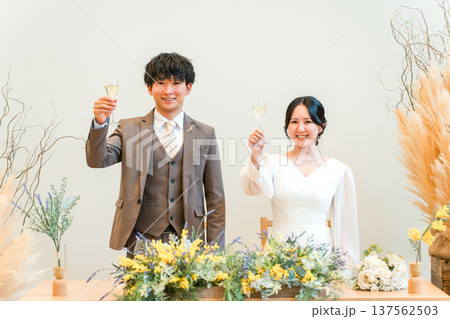 結婚式,披露宴で乾杯をする新郎新婦(シャンパン・アルコール・飲む) 137562503