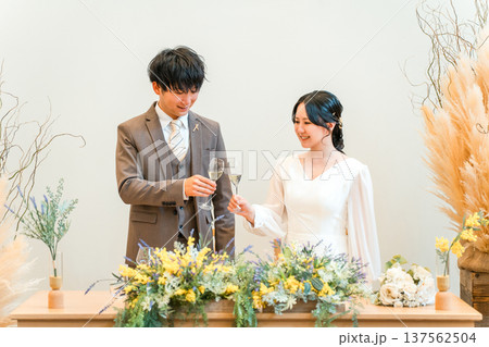 結婚式,披露宴で乾杯をする新郎新婦(シャンパン・アルコール・飲む) 137562504