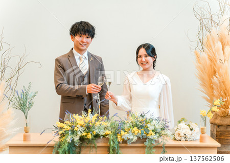 結婚式,披露宴で乾杯をする新郎新婦(シャンパン・アルコール・飲む) 137562506