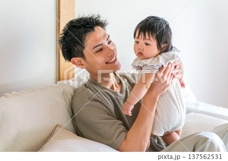 赤ちゃんを抱っこする男性,パパ（育児,育休,育児休暇） 137562531