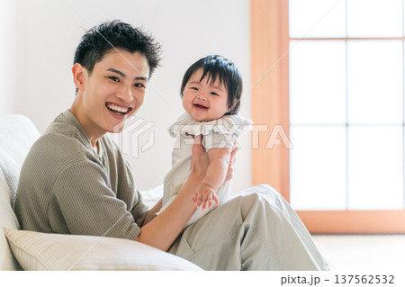 赤ちゃんを抱っこする男性,パパ（育児,育休,育児休暇） 137562532
