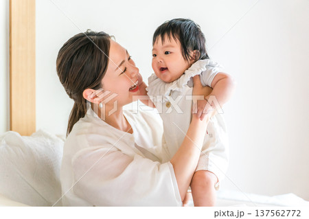 赤ちゃんを抱っこする母親,ママ（育児,専業主婦） 137562772