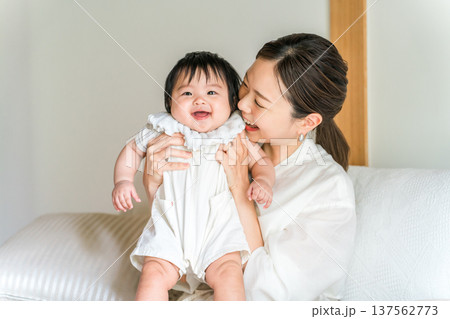 赤ちゃんを抱っこする母親,ママ（育児,専業主婦） 137562773