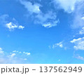 青空に広がる白い雲 背景素材 コピースペース 137562949