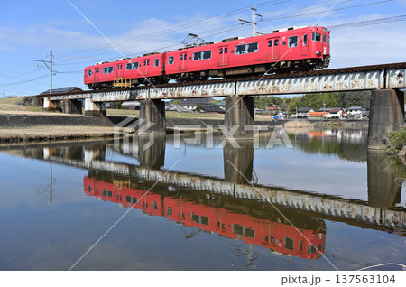 可児川に映る 名鉄広見線 6000系電車6012編成スカーレット 可児川に映る 名鉄広見線 6000系電車6012編成スカーレット 137563104