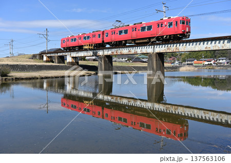 可児川に映る 名鉄広見線 6000系電車6012編成スカーレット 137563106