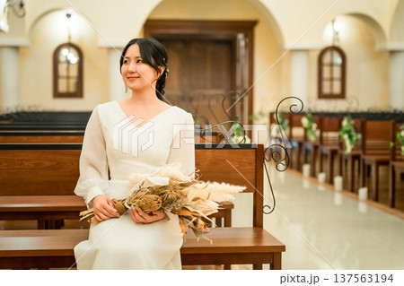 結婚式場,チャペルのベンチに座る新婦,花嫁(バージンロード・教会・チャペル) 結婚式場,チャペルのベンチに座る新婦,花嫁(バージンロード・教会・チャペル) 137563194