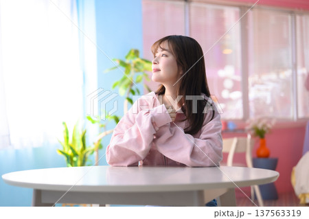 明るい部屋で窓の外を見つめる女性 :はっぴぃぽっぷ 明るい部屋で窓の外を見つめる女性 :はっぴぃぽっぷ 137563319