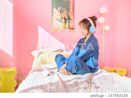 ベッドで音楽を聴く女性 ：はっぴぃぽっぷ 137563326