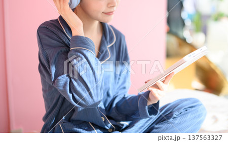 タブレットを見る若い日本人女性 :はっぴぃぽっぷ タブレットを見る若い日本人女性 :はっぴぃぽっぷ 137563327