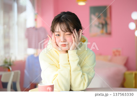 頬杖をついて微笑む女性 :はっぴぃぽっぷ 頬杖をついて微笑む女性 :はっぴぃぽっぷ 137563330