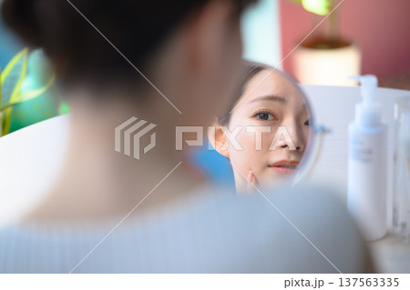 鏡に映る女性の顔のクローズアップ ：はっぴぃぽっぷ 137563335