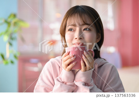 マグカップを持つ女性 ：はっぴぃぽっぷ 137563336