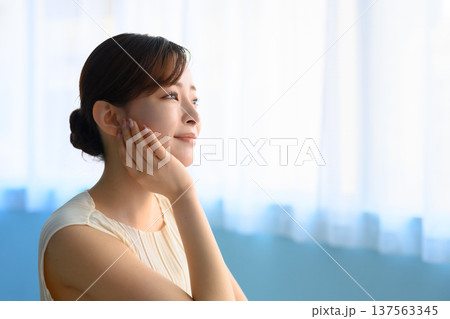 窓辺で未来を見つめる女性 :はっぴぃぽっぷ 窓辺で未来を見つめる女性 :はっぴぃぽっぷ 137563345