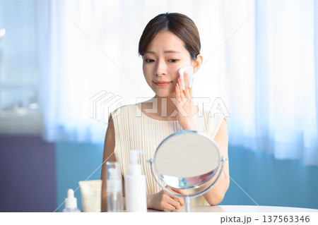 女性が化粧水でスキンケア :はっぴぃぽっぷ 女性が化粧水でスキンケア :はっぴぃぽっぷ 137563346