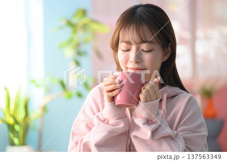 マグカップの香りを嗅ぐ女性のクローズアップ ：はっぴぃぽっぷ 137563349