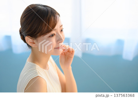 窓辺で静かに佇む女性の横顔 :はっぴぃぽっぷ 窓辺で静かに佇む女性の横顔 :はっぴぃぽっぷ 137563368