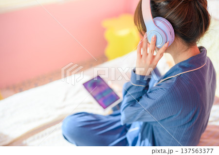 ヘッドホンで音楽を聴く若い日本人女性 ：はっぴぃぽっぷ 137563377